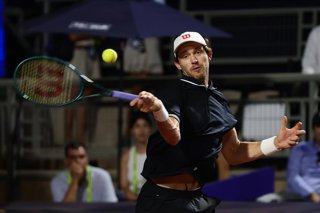 Tenis, Nicolas Jarry vs Dino Prizmic El tenista Nicolas Jarry de Chile regresa la bola de Dino Prizmic de Croacia por el ATP 250 de Santiago  2024 en el Club Deportivo San Carlos de Apoquindo en Santiago, Chile. 23/02/2026 Felipe
