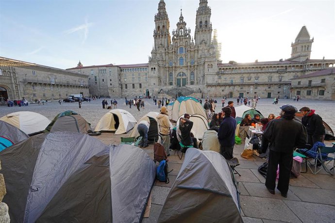 Varias personas durante una acampada por la vivienda, en la Praza do Obradoiro, a 1 de octubre de 2026, en Santiago de Compostela, A Coruña, Galicia.