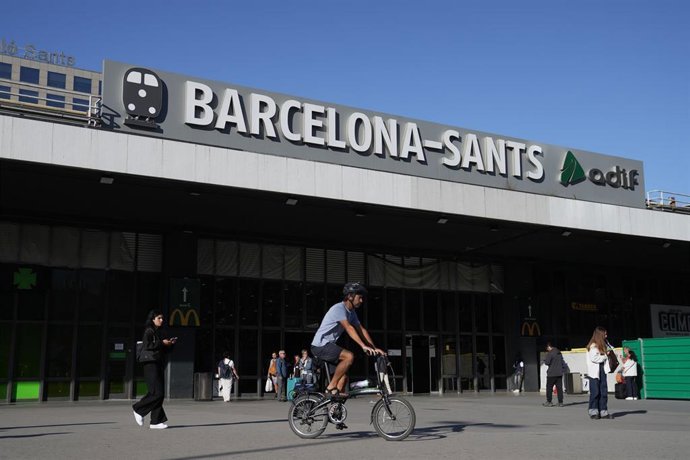 Archivo - Varias personas en la entrada de la estación de Sants, a 23 de septiembre de 2025, en Barcelona, Catalunya (España).