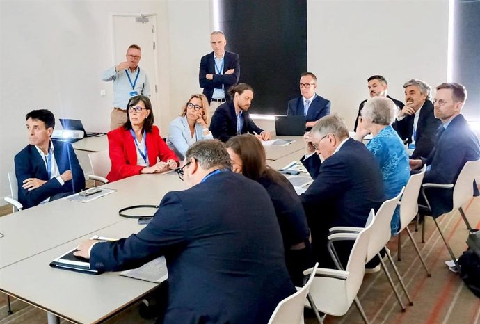 El consejero de Movilidad, Medio Ambiente y Gestión de Emergencias, Alejandro Calvo, y el viceconsejero de Infraestructuras y Movilidad Sostenible, Jorge García, durante la sesión de trabajo en Bruselas