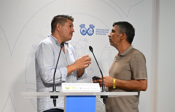 El portavoz de la Izquierda en la Diputación de Huelva, Marcos Toti (derecha), y el alcalde de Berrocal, Ángel Luis Romero.