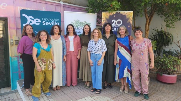 La diputada de Cohesión Social e Igualdad, María Encarnación Fuentes, en la presentación de un mural colectivo contra el Alzheimer
