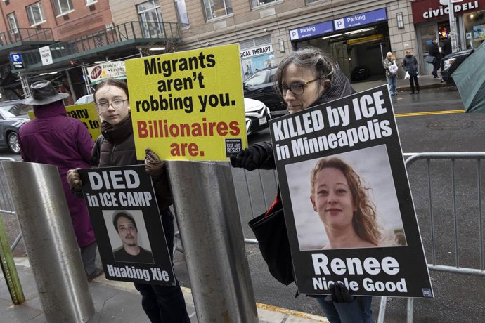 Archivo - March 5, 2026, New York, New York, USA: Protesters hold signs at Rise and Resist's weekly anti-I.C.E. (Immigration and Customs Enforcement) silent vigil outside of 26 Federal Plaza in Manhattan's Civic Center where Federal agents continue to det