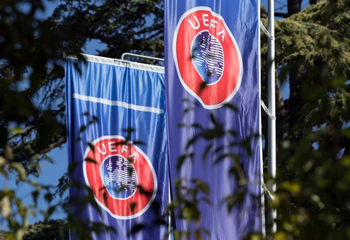 Archivo - Banderas de la UEFA en su sede de Nyon (Suiza)