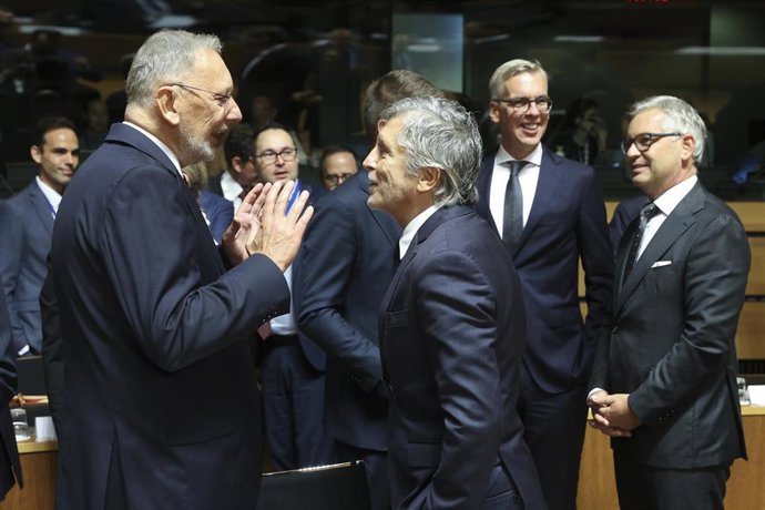 El ministro de Interior, Fernando Grande-Marlaska, charla con otros ministros de la UE antes del comienzo de una reunión en Luxemburgo.