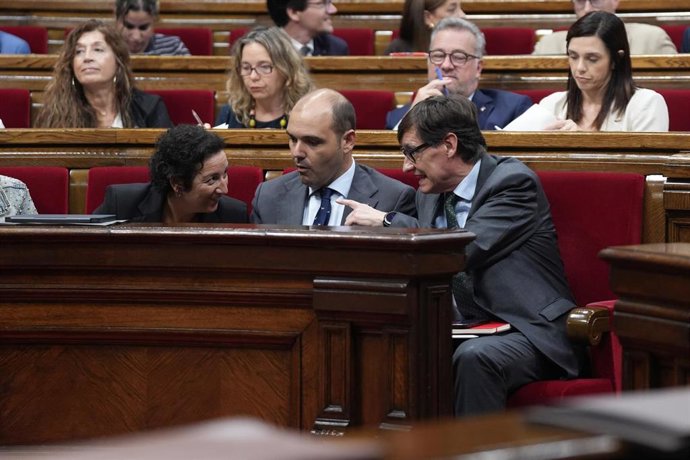 (I-D) La consellera de Economía de la Generalitat de Catalunya, Alícia Romero; el conseller de Presidencia de la Generalitat de Catalunya; Albert Dalmau; y el president de la Generalitat de Catalunya, Salvador Illa; durante el Debate General de Política N
