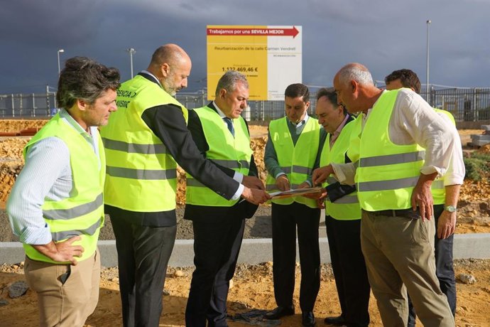 El alcalde, el delegado de Urbanismo y el delegado del Distrito Cerro-Amate, en el centro, supervisan unas obras, en foto de archivo