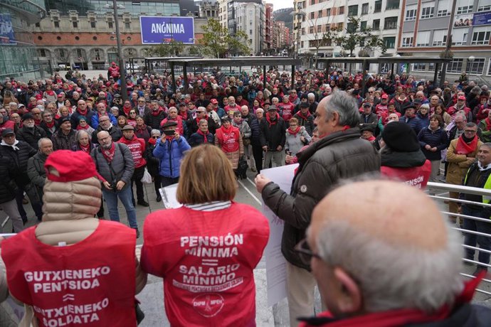 Archivo - Pensionistas durante una concentración