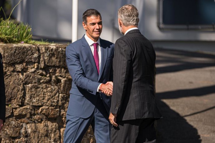 El Rei Felip VI saluda al president del Govern, Pedro Sánchez, a la seua arribada a la inauguració del Fòrum La Toxa, este dijous.