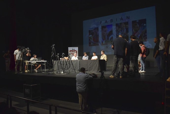 Los Palacios arropa a Fabián Ruiz y reivindica su candidatura al Balón de Oro en un acto celebrado en el Teatro Pedro Pérez Fernández
