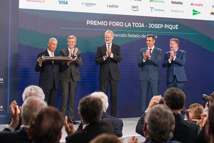 El Rey Felipe VI entrega el Premio Foro La Toja - Josep Piqué al expresidente de la República Portuguesa, Marcelo Rebelo de Sousa, durante la inauguración del Foro La Toja, a 1 de octubre de 2026, en O Grove.