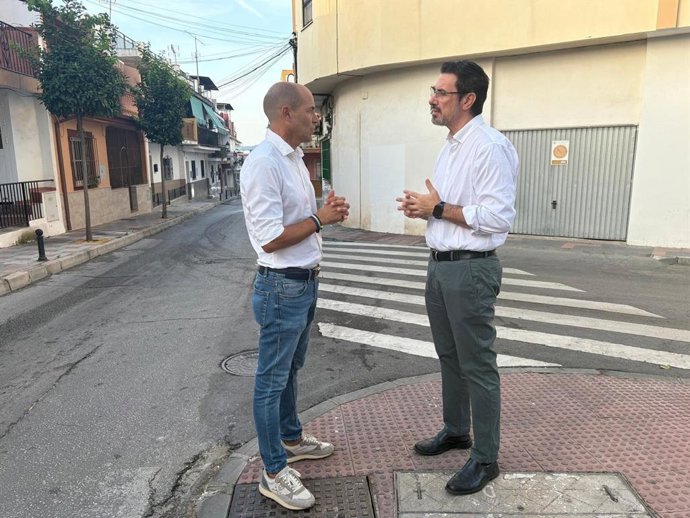 Los ayuntamientos de Mijas y Fuengirola acuerdan mejorar la señalización horizontal de calles compartidas.