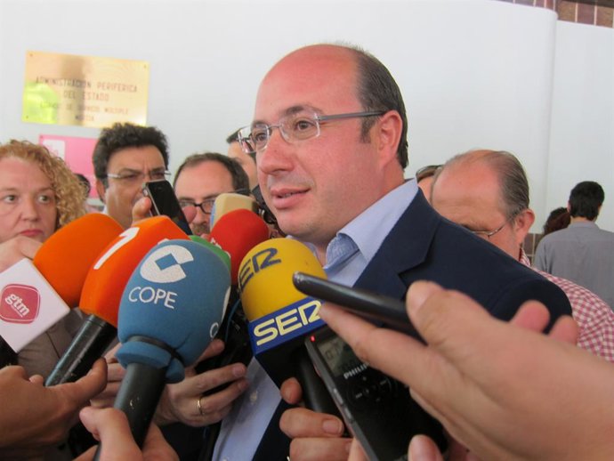 Archivo - Arquivo - Pedro Antonio Sánchez, candidato eleito do PP à Presidência da Comunidade de Múrcia, atende à imprensa ao sair do prédio de serviços diversos da Delegação do Governo, após receber suas credenciais.