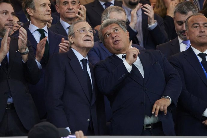 Archivo - Arquivo - 21 de abril de 2024, Madri, Madri, Espanha: O presidente do Real Madrid, Florentino Pérez, e o presidente do FC Barcelona, Joan Laporta, durante a partida de futebol da La Liga entre o Real Madrid CF e o FC Barcelona no Estádio Santiag