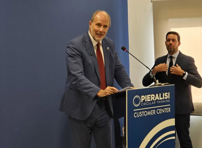 El rector de la UJA, Nicolás Ruiz, durante su intervención