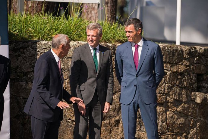 El presidente del Gobierno, Pedro Sánchez (d), conversa con el presidente de la Xunta de Galicia, Alfonso Rueda (c) y con el expresidente de la República Portuguesa, Marcelo Rebelo de Sousa, a su llegada a la inauguración del Foro La Toja, a 1 de octubre 