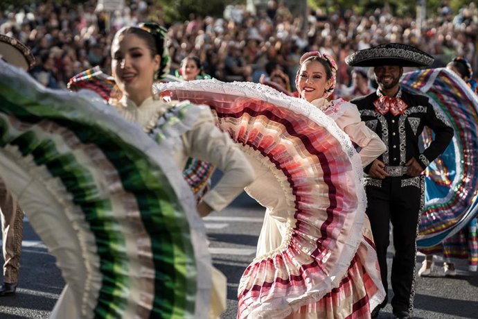 Archivo - Varias personas durante la Cabalgata de la Hispanidad, a 5 de octubre de 2025, en Madrid (España). El desfile, en el que participan más de 1.000 personas y agrupaciones de 22 países hispanohablantes con Argentina como país invitado, recorre la G