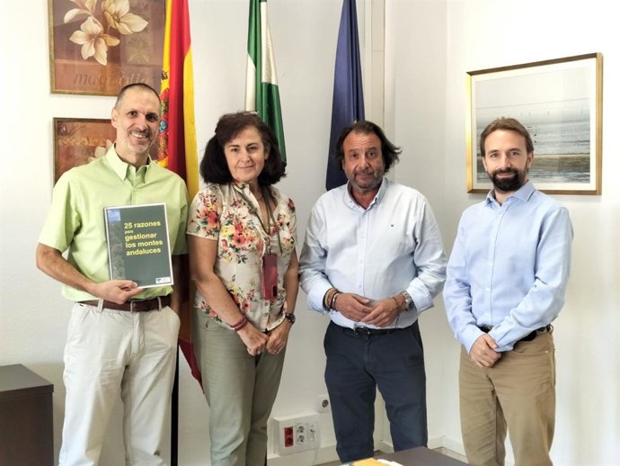 García-Ibarrolla (2º dcha.), en su reunión con responsables de la Asociación Forestal Andaluza.