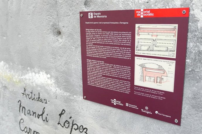 La placa en recuerdo al antiguo refugio antiaéreo del Serrallo de Tarragona.