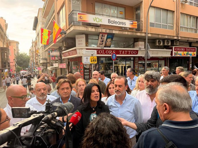 La vicesecretaria nacional de Organización Territorial y Relaciones Institucionales de Vox, María Ruíz, en declaraciones a los medios en la sede de Vox Baleares en Palma
