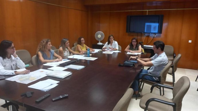 Carmen Granados (al fondo, izda.), durante la reunión con responsalbes del Ayuntamiento de Santaella.