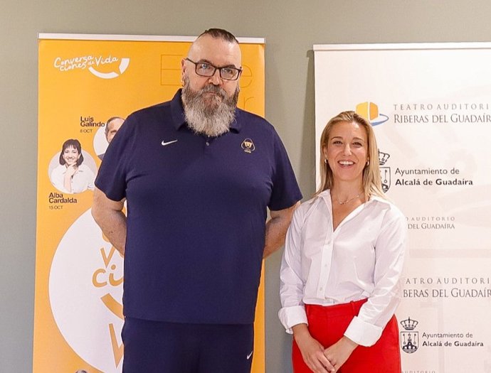 El filósofo David Pastor y la alcaldesa de Alcalá de Guadaíra, Ana Isabel Jiménez.