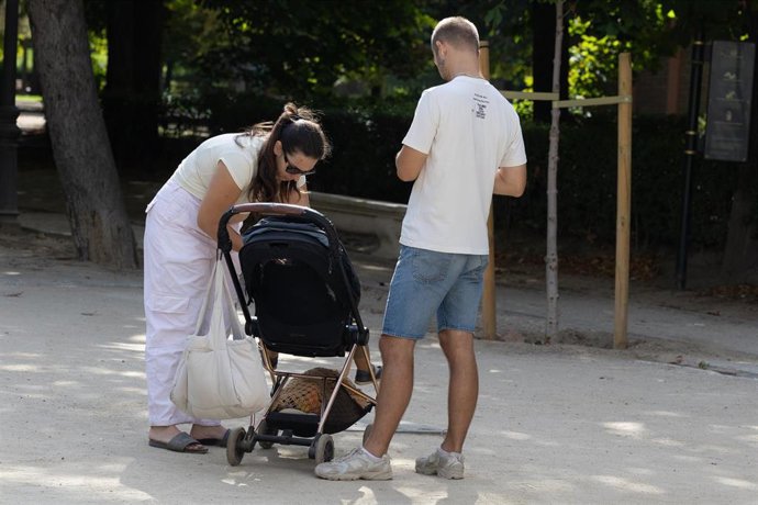 Archivo - Una pareja con un carrito de bebé.