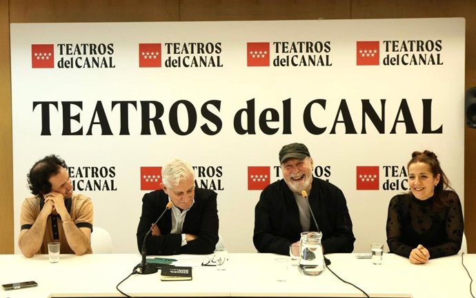 Ruperto Merino, director de Teatros del Canal, junto a Mauricio Kartun y dos de los intérpretes del espectáculo, durante la rueda de prensa celebrada hoy.