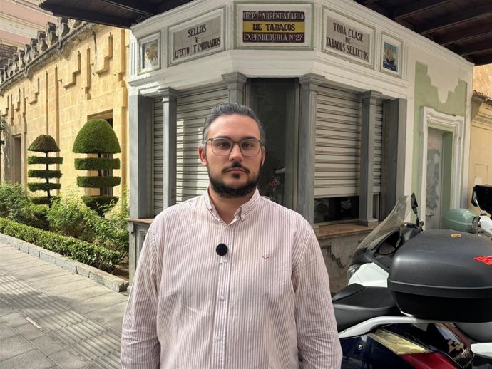 Ivan Fernández, ante el el punto de información turística de San Hipólito, que está cerrado y sin uso.