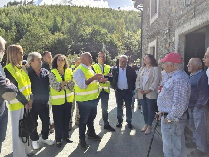 El conselleiro de Emprego, Comercio e Emigración, José González, durante una visita en la que ha comprobado los avances del taller dual 'Reserva da Biosfera: Emprego Verde I' y de los trabajos en el marco del programa 'Galicia Suma Talento: Rural Activo'