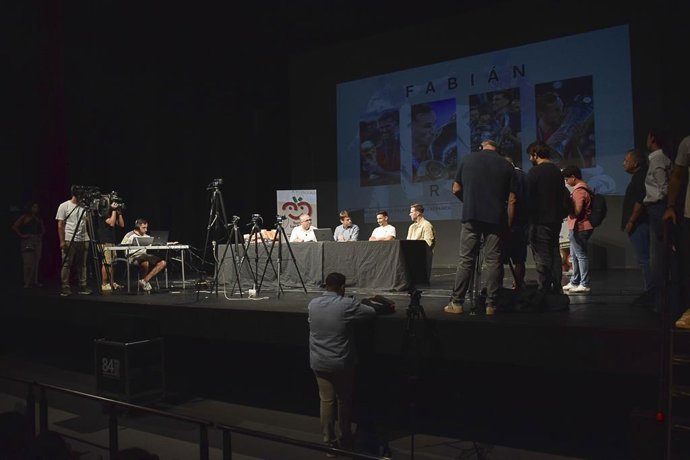 Los Palacios arropa a Fabián Ruiz y reivindica su candidatura al Balón de Oro en un acto celebrado en el Teatro Pedro Pérez Fernández
