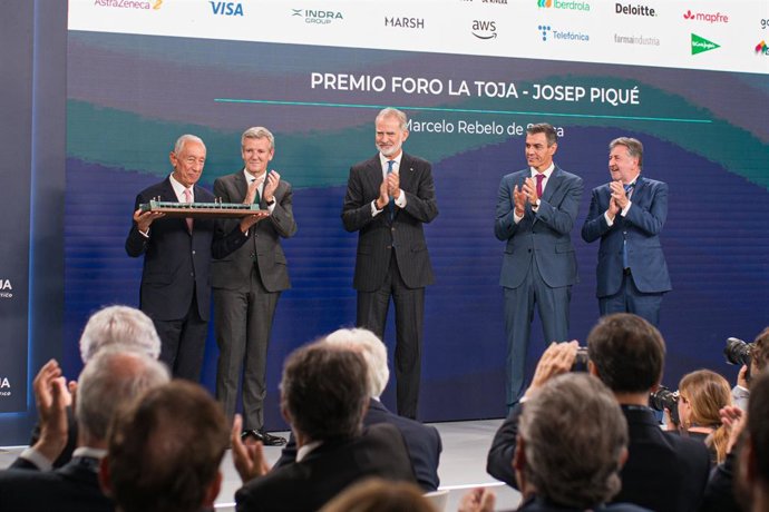 El Rey Felipe VI entrega el Premio Foro La Toja - Josep Piqué al expresidente de la República Portuguesa, Marcelo Rebelo de Sousa, durante la inauguración del Foro La Toja, a 1 de octubre de 2026, en O Grove, Pontevedra, Galicia (España). El Foro La Toja 