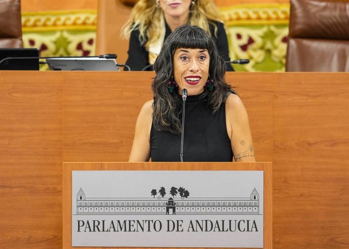 La parlamentaria de Adelante Andalucía, Leticia Blanco, interviene en el Pleno del Parlamento de Andalucía.