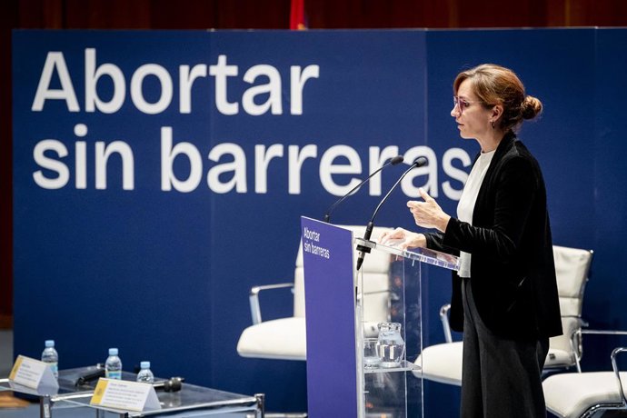 A ministra da Saúde, Mónica García, discursa durante o evento “Aborto sem barreiras: do reconhecimento do direito à garantia efetiva do acesso”, na sede do Ministério da Saúde, em 28 de setembro de 2026, em Madri (Espanha). O evento se c