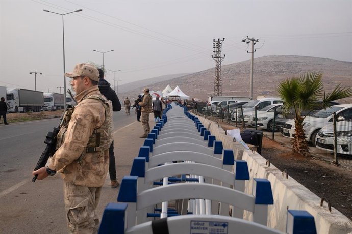 Archivo - December 11, 2024, Hatay, Turkey: A soldier stands guard to control the crossings. Islamist-led opposition forces announced that they had captured the Syrian capital Damascus, allowed President Bashar al-Assad to flee and ended fifty years of Ba