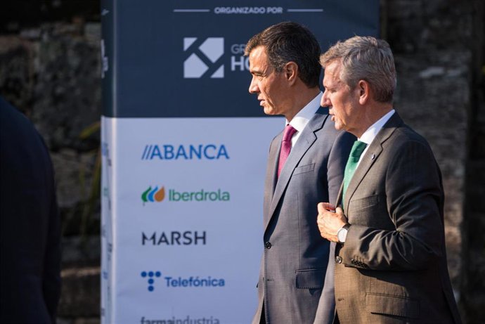 El presidente del Gobierno, Pedro Sánchez (i) y el presidente de la Xunta de Galicia, Alfonso Rueda (d), durante la inauguración del Foro La Toja, a 1 de octubre de 2026, en O Grove, Pontevedra, Galicia (España). El Foro La Toja - Vínculo Atlántico es un 