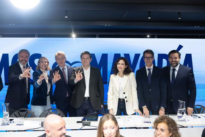 Archivo - El presidente de la Junta de Castilla y León, Alfonso Fernández Mañueco, el presidente del Partido Popular, Alberto Núñez Feijoó, y la presidenta de la Comunidad de Madrid, Isabel Díaz Ayuso, junto a otras figuras del Partido Popular durante la 