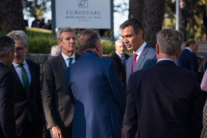 El presidente del Gobierno, Pedro Sánchez (d) y el presidente de la Xunta de Galicia, Alfonso Rueda (i), durante la inauguración del Foro La Toja, a 1 de octubre de 2026, en O Grove, Pontevedra, Galicia (España). El Foro La Toja - Vínculo Atlántico es un 