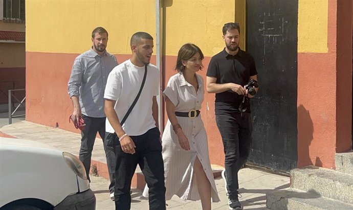La ministra de Juventud e Infancia, Sira Rego, atiende a los medios tras un encuentro con entidades del barrio El Príncipe, a 1 de octubre de 2026, en Ceuta (España).