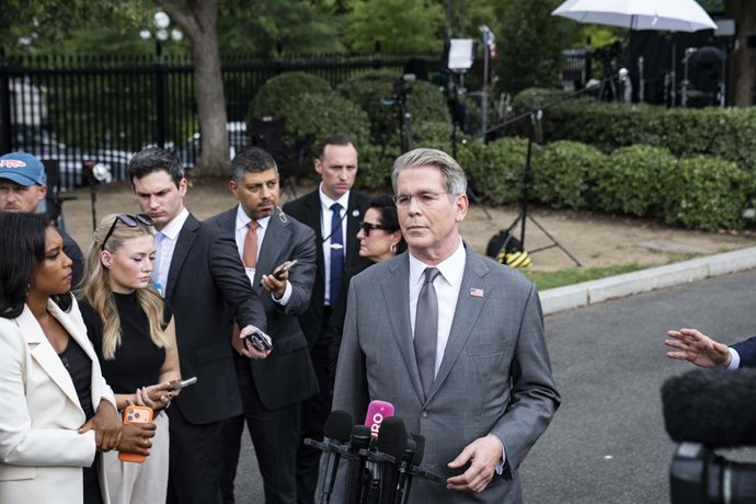 Archivo - Arquivo - 20 de agosto de 2026, Washington, Distrito de Columbia, EUA: O secretário do Tesouro dos Estados Unidos, Scott Bessent, fala com a imprensa em frente à Ala Oeste da Casa Branca, em Washington, DC, EUA, na quinta-feira, 20 de agosto de 