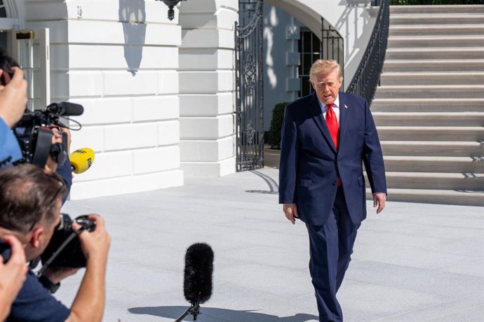 1º de outubro de 2026, Washington, Distrito de Columbia, EUA: O PRESIDENTE DOS EUA, DONALD TRUMP, fala com a imprensa antes de deixar a Casa Branca a bordo do Marine One, partindo do Gramado Sul, em Washington, DC.