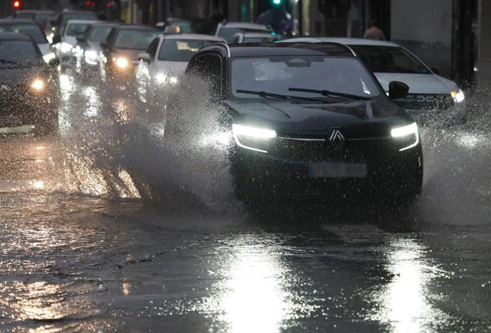 Archivo - Un coche salpica agua