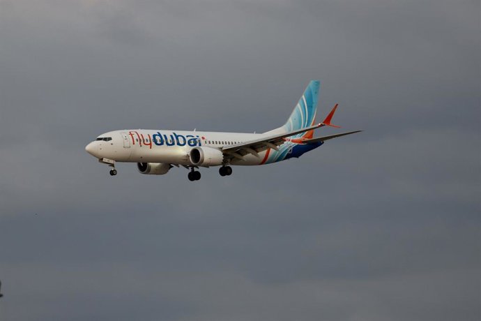 30 de setembro de 2026, Israel, Lod: Um avião da flydubai, transportando passageiros israelenses que anteriormente estavam a bordo de outra aeronave da flydubai que fez um pouso de emergência na Arábia Saudita, chega ao Aeroporto Internacional Ben Gurion.