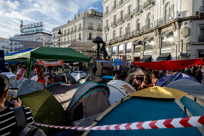 Decenas de personas acampadas, en la Puerta del Sol, a 1 de octubre de 2026, en Madrid (España).