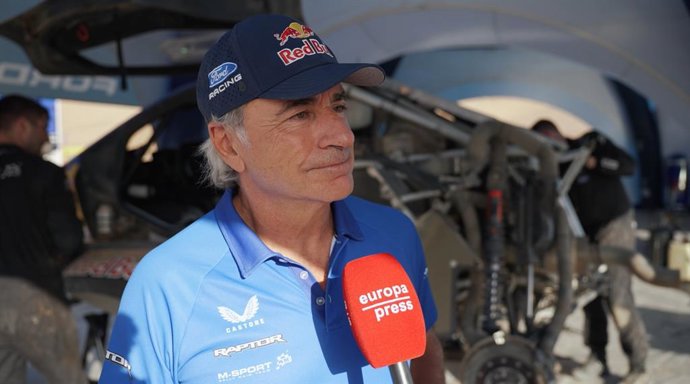 El piloto de 'rally-raid' español Carlos Sainz (Ford), en una entrevista a Europa Press durante el Rally de Marruecos 2026.