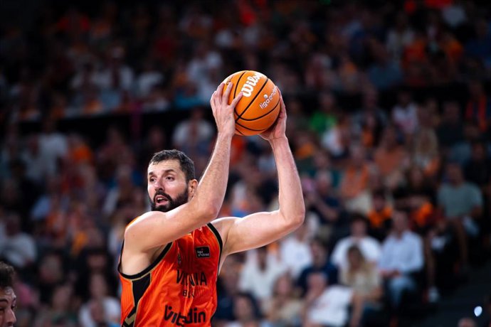 El pívot Nikola Mirotic disputando un encuentro con el Valencia Basket.