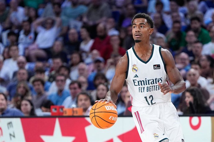 Theo Maledon, do Real Madrid, em ação durante a partida de basquete da Liga Espanhola (Liga ACB Endesa) entre o Real Madrid e o Unicaja Málaga, no pavilhão Movistar Arena, em 27 de setembro de 2026, em Madri, Espanha.