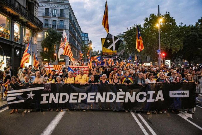Manifestants de l'1-O avancen de plaça Urquinaona a la Via Laietana aquest dijous