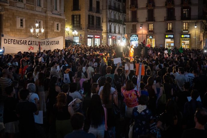 Concentració en plaça Sant Jaume pels decrets de l'habitatge