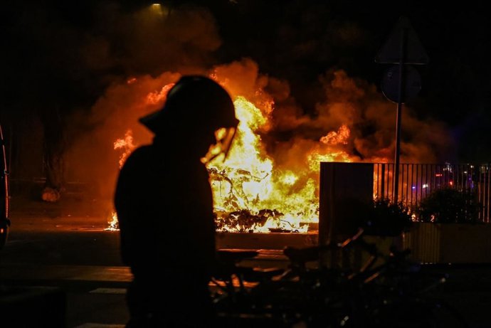 Moment en el qual s'està cremant un contenidor després de la manifestació de l'1-O a Barcelona